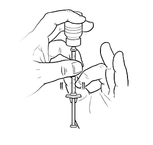 Primer plano de una mano sujetando un frasco y una jeringa. La jeringa está debajo del frasco y tiene el émbolo hacia afuera. Otra mano está golpeando la jeringa para eliminar las burbujas de aire.